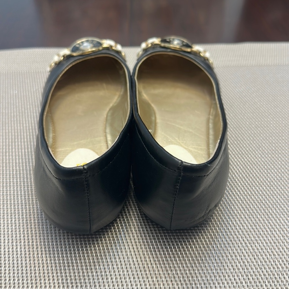Brand: Guess
Size: 5
Color : Black/White
Condition: Used
Material: Faux Leather